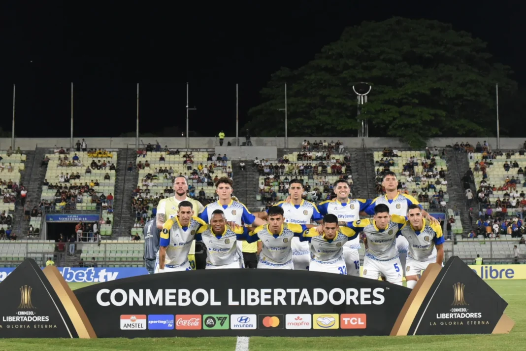 Jugadores de Rosario Central celebrando un gol en el partido de Copa Libertadores