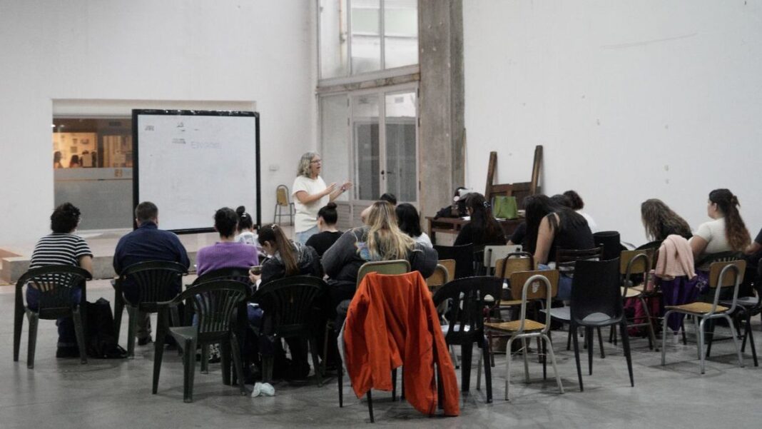 Docentes y estudiantes de la UNR durante una clase pública en un espacio abierto de Rosario.