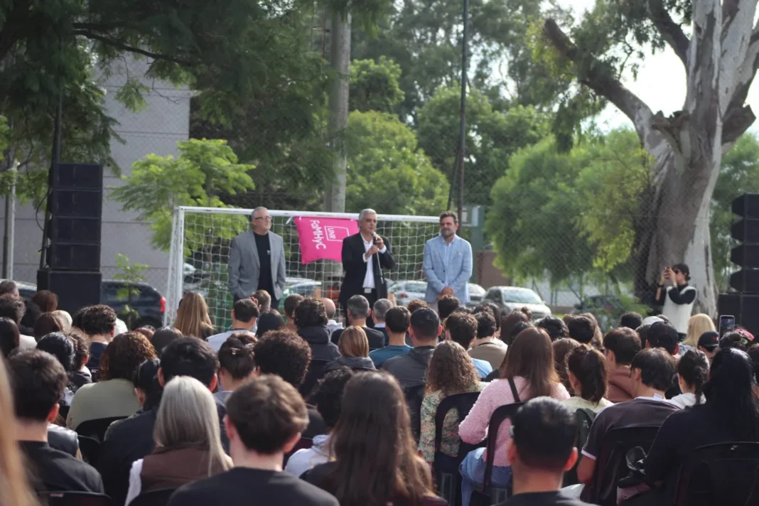 Autoridades de la UNR en el acto de inauguración de la nueva Facultad de Ciencias del Movimiento Humano y el Cuidado.