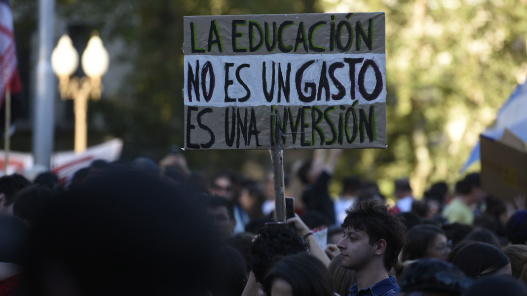 Edificio de la Universidad Nacional de Rosario (UNR) durante una actividad académica.