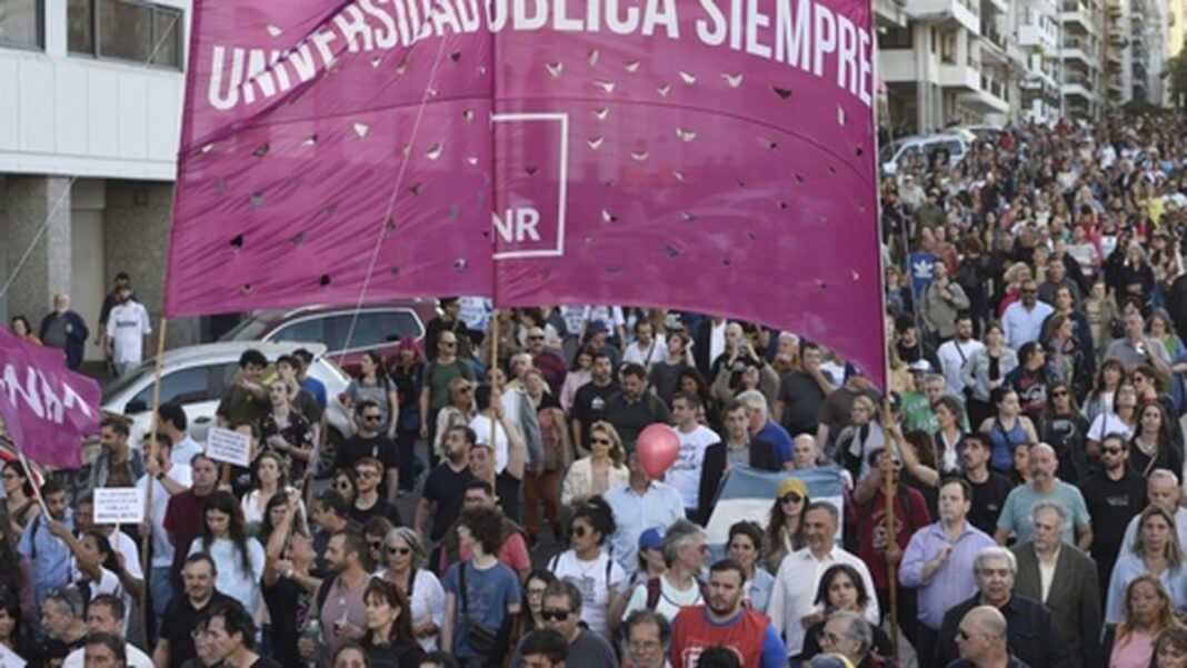 Edificio de la Facultad de Derecho de la Universidad Nacional de Rosario durante una actividad académica.