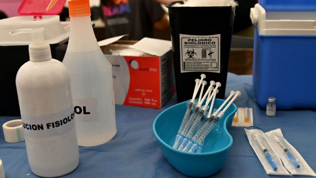 Persona recibiendo la vacuna antigripal en un centro de salud de Santa Fe