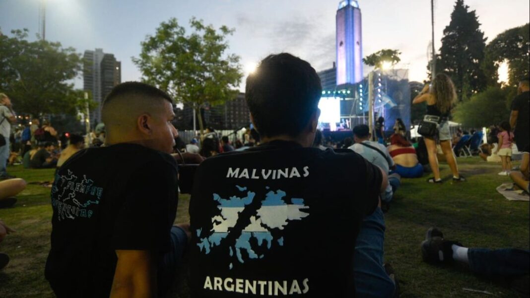 Personas formando fila y siendo tatuadas durante la vigilia por Malvinas en el Parque Nacional a la Bandera, Rosario.