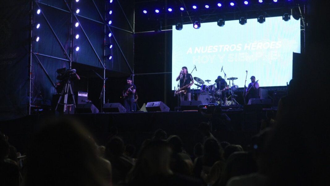Multitud reunida durante la vigilia por Malvinas frente al Monumento a la Bandera en Rosario, al anochecer.