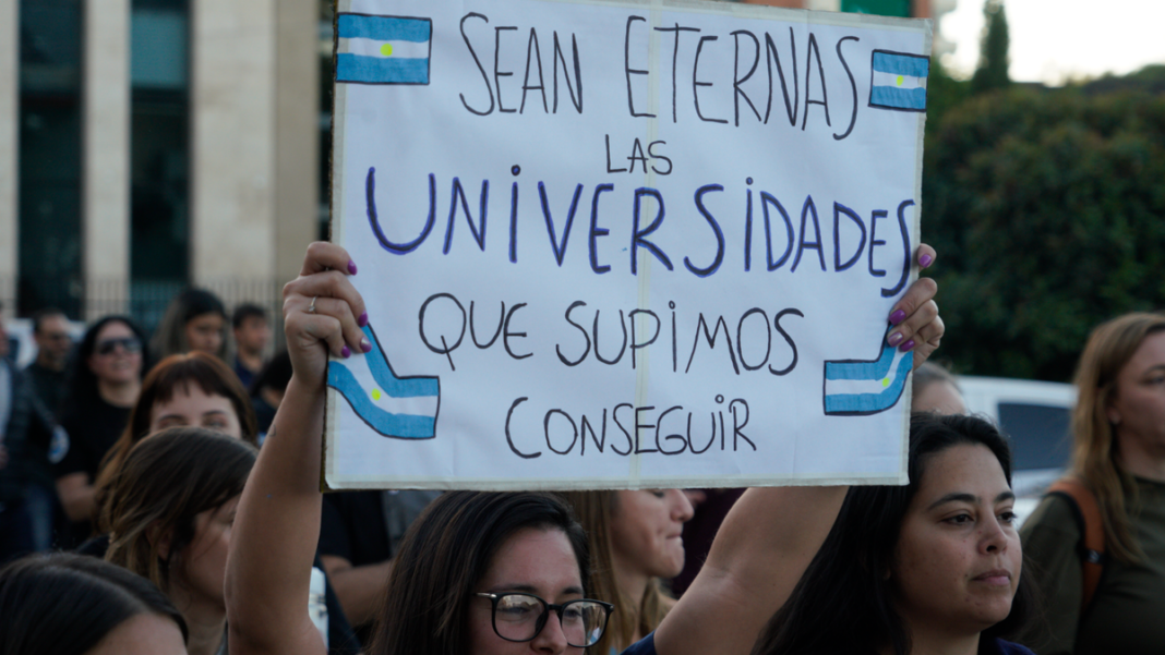 Edificio de la Universidad de Buenos Aires con carteles de protesta universitaria
