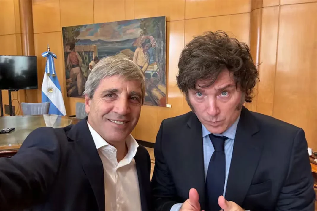 Luis Caputo anunciando la privatización de AySA