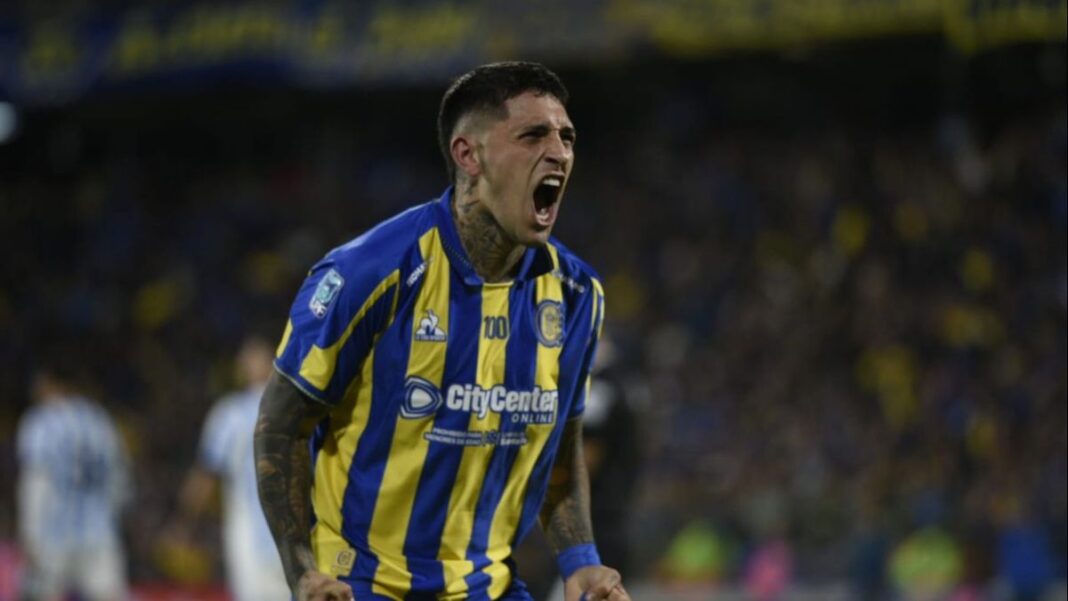 Jugadores de Rosario Central y Racing disputan el balón en el Gigante de Arroyito