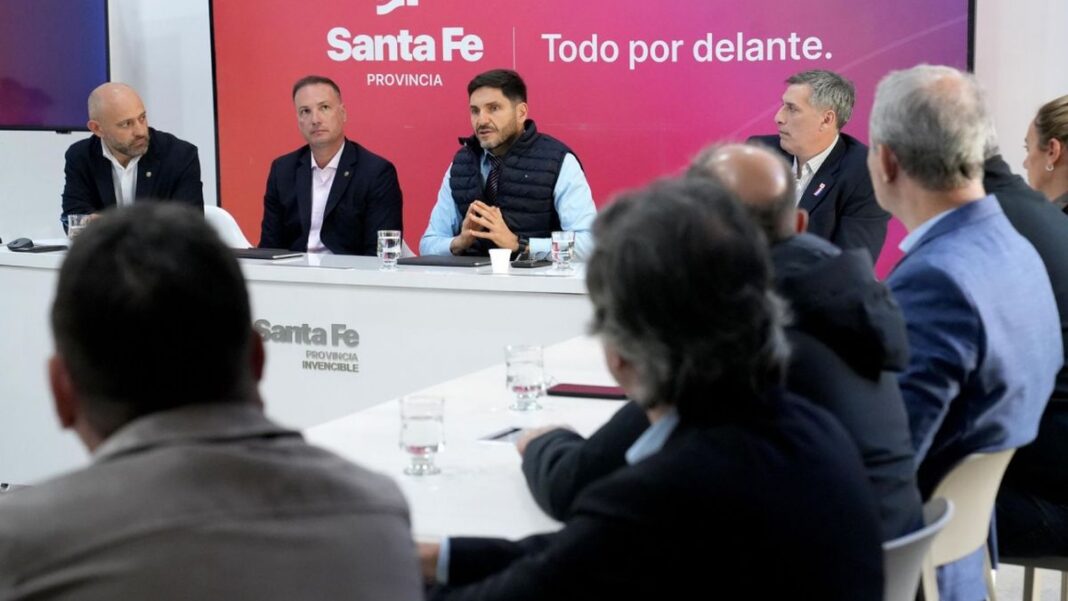 Camiones circulando por ruta santafesina hacia puertos agroexportadores