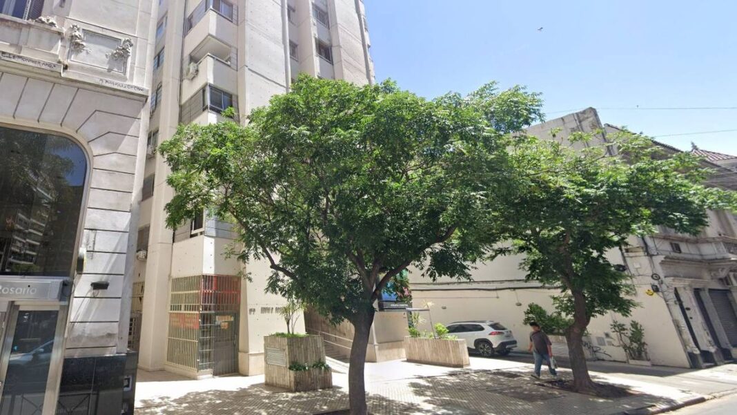 Maceta caída en la vereda del centro de Rosario
