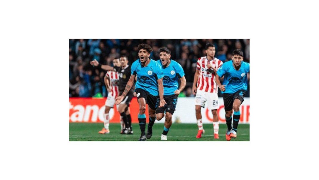 Jugadores de Belgrano festejando un gol en el estadio Julio César Villagra