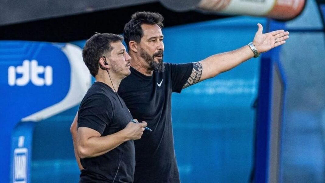 Pablo Vitamina Sánchez, técnico de Olimpia, durante un partido del torneo Apertura 2026 en Paraguay