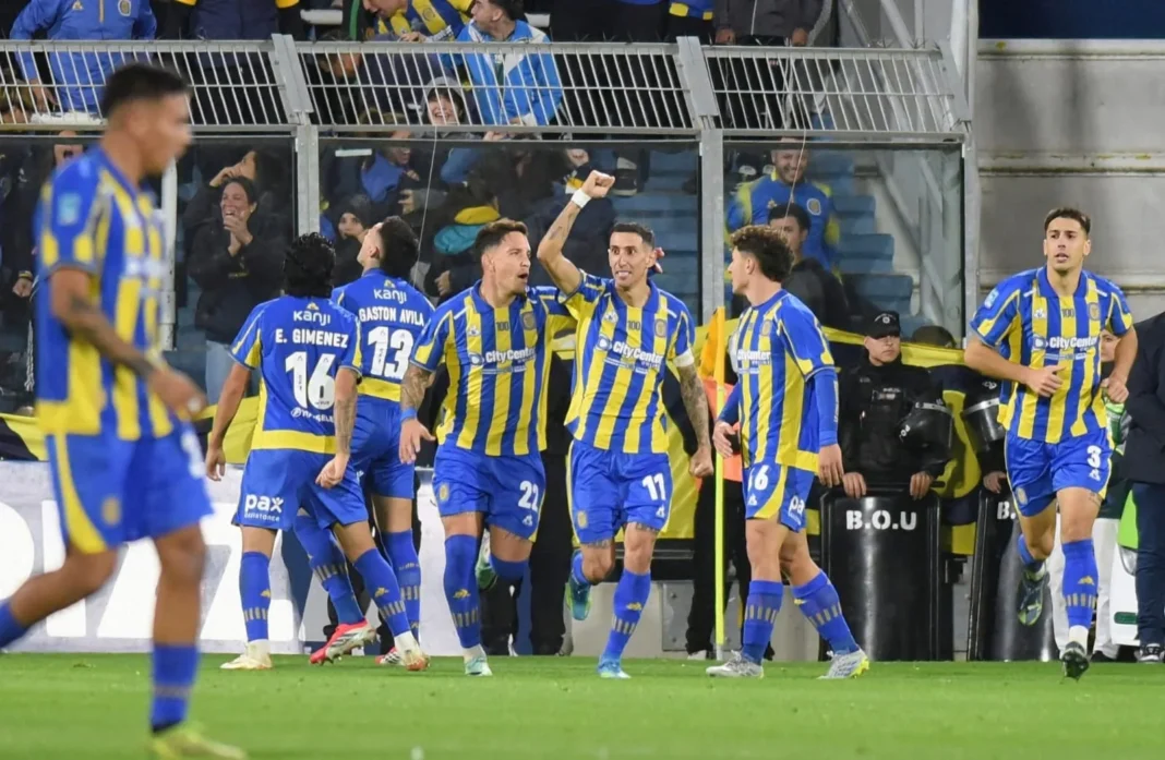 Jugadores de Rosario Central celebrando la victoria ante Racing en el Gigante de Arroyito