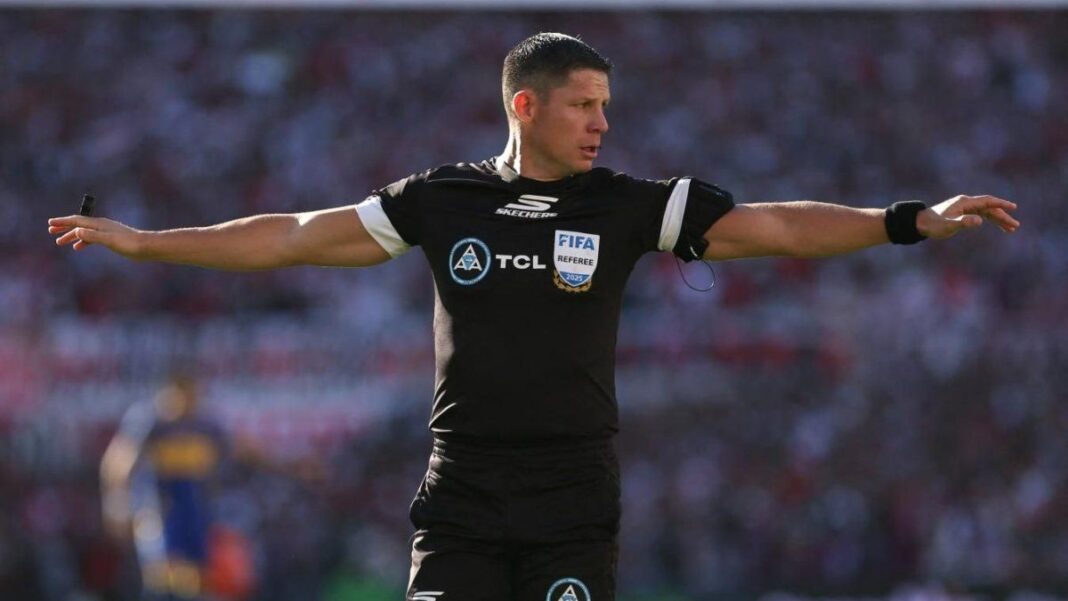 Árbitro Nicolás Ramírez en un partido de fútbol